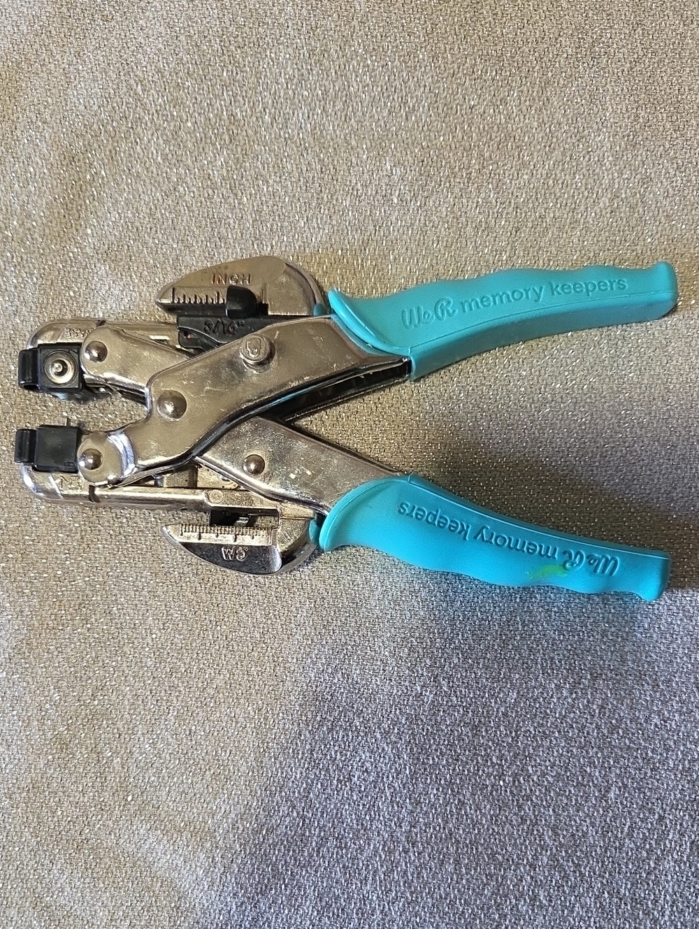 We R Memory Keepers Handheld Corner Rounder - Crop A Dile